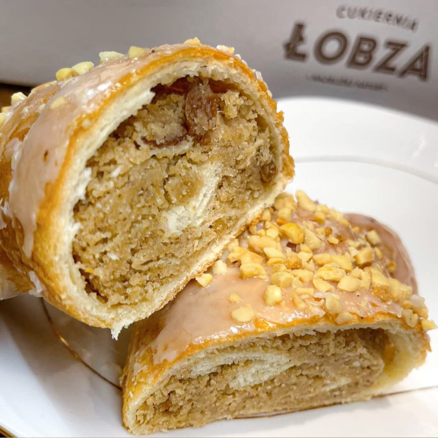 Rogal Świętomarciński z białym makiem i orzeszkami arachidowymi – zbliżenie